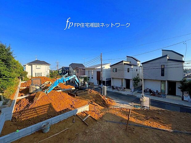 「読売ランド前」駅徒歩圏内の閑静で穏やかな住環境。低層の一戸建てを中心とした緑の多く残るエリアです。暮らす人を優しく包み込む全4棟の新築2階建がまもなく誕生します。
