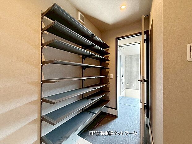 【シューズインクローゼット】  類似同仕様、施工例のため分譲中の建物とは外壁、屋根開口部等の形状・仕様が異なります。