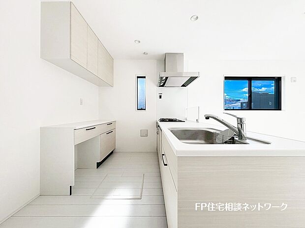 システムキッチンと一体感あるカラーでまとまった、食器棚付です。高額な設備であることから建売には採用されないことが多いので、うれしい設備仕様です。