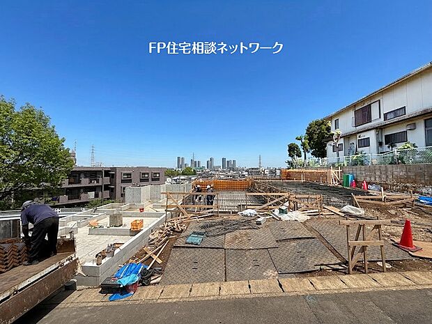 東側が一段下がっており、何処までも見渡せる一見の価値ある眺望。見下ろすことは出来ても、見られることがないというのは、都会ではありえない贅沢さ。