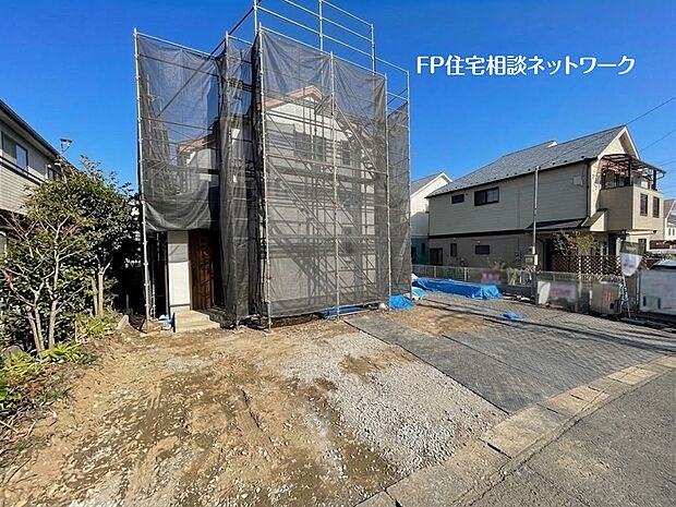 2階建てが建ち並ぶ閑静な住宅街に位置し、ゆとりの45坪以上の敷地は隣地とも距離が確保されたプライベート感のある住宅です。