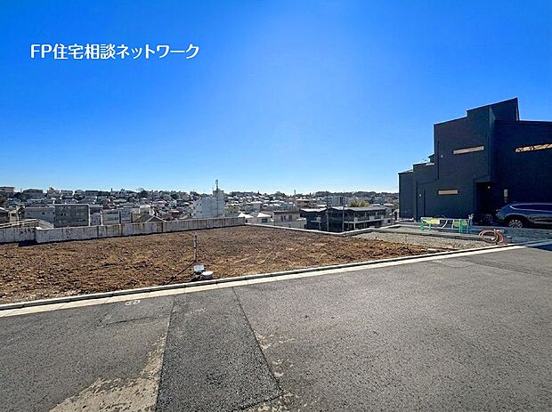 南側が一段下がっており、眺望はもちろん日当たりも良好！ルーフバルコニーから横浜を見下ろす眺望も楽しみです。