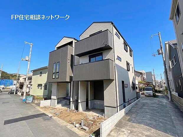 周辺にはお買物施設も充実した住環境！前面道路幅員は5.2ｍあり、細い道路を通らないのでお車の運転が苦手な方でも安心です。