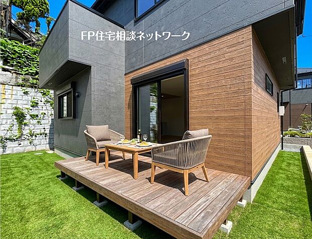 【庭】本画像はAIがCGで家具・ウットデッキを作成しており、実際の現地に家具・ウットデッキは設置されておりません。また、販売価格に家具・ウットデッキ等は含まれておりません。