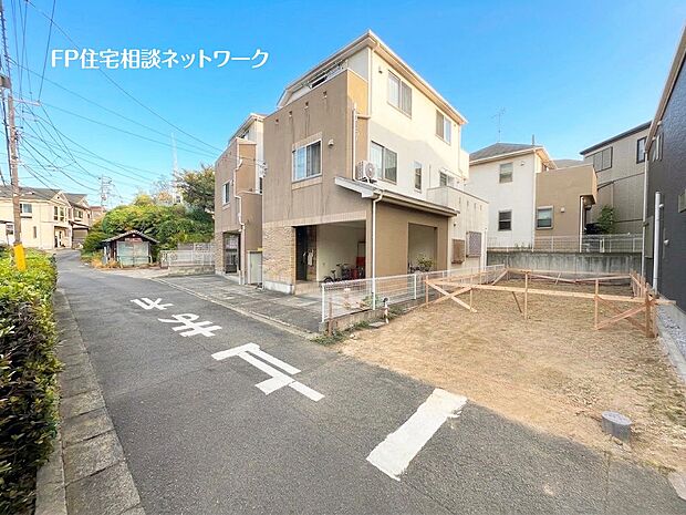 大通りから1本入った閑静な住宅地で静かな日常を送る事が出来る住宅地、周辺にはお買物施設も充実しており利便性を兼ね備えた住宅です。