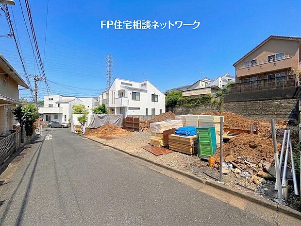 区画整理された2階建て住宅が建並ぶ、閑静な住宅街に位置し車通りも少なく、小さなお子様がいらっしゃるご家庭でも安心です。