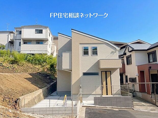 【類似外観同仕様】施工例のため分譲中の建物とは外壁、屋根開口部等の形状・仕様が異なります。