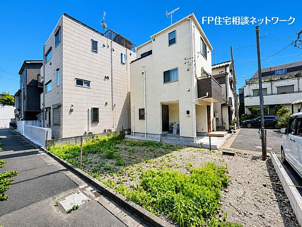 新川崎駅徒歩4分の好立地！東側も通路になっており建物が隣接していないので日当たりはもちろん、解放感のある立地です。