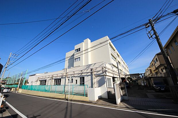 岸谷小学校(京浜急行線「生麦」駅徒歩8分。昭和16年に設立されました。学校教育目標は「き」希望「し」幸福（しあわせ）「や」他愛（やさしさ）)