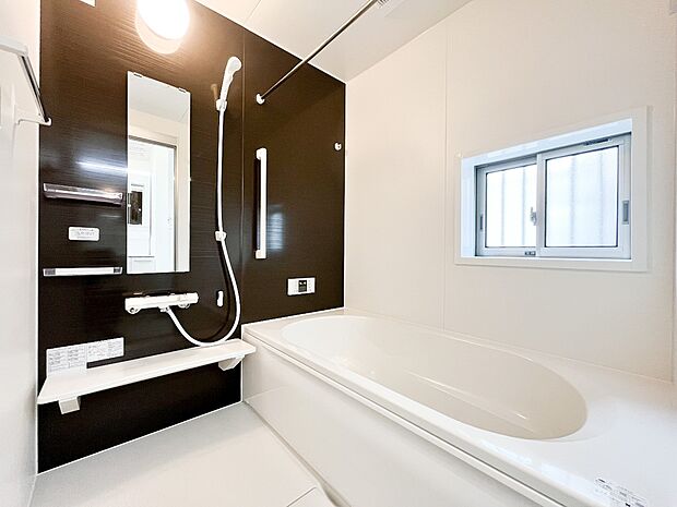 【浴室】半身浴も楽しめる一坪タイプの浴室は、防カビ仕様となっており、お掃除も楽々です。半身浴も楽しめる浴槽は環境に優しい節水タイプを採用。