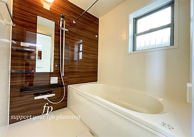 【浴室】半身浴も楽しめる一坪タイプの浴室は、防カビ仕様となっており、お掃除も楽々です。半身浴も楽しめる浴槽は環境に優しい節水タイプを採用。洗い場の床は、乾きやすく滑りにくい快適使用。