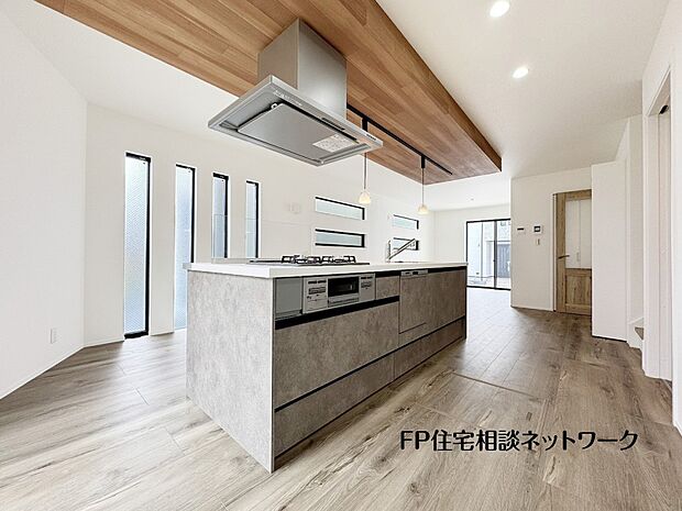 【キッチン】アイランドキッチンは壁から離れて独立しており、リビングやダイニングに向かってキッチンがあるので、調理しているときもリビングとの一体感を感じることができます。