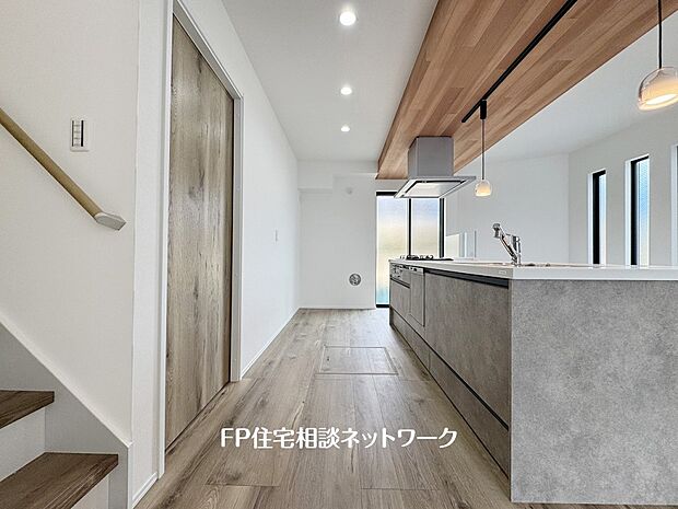 【キッチン】新しいキッチンは食事の支度も楽しく出来る。お手伝いをしてくれるお子様と並びながら準備や片付けが出来るキッチンは、ご家族のコミュニケーションを育む場として活躍します。