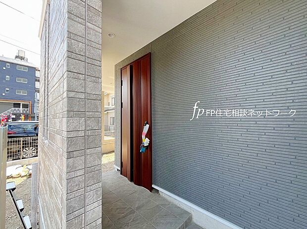 【現地外観写真】外壁と相まって高級感が漂う玄関。住む人には特別感を与え、訪れる人を優しく出迎えます。