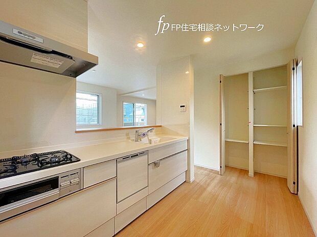 【キッチン】防災備蓄用品や食品のストックの置場にも便利なパントリーを完備。非常用の水は一人1日当たり3リットル、食料は最低3日分、できれば1週間分が必要とされています。