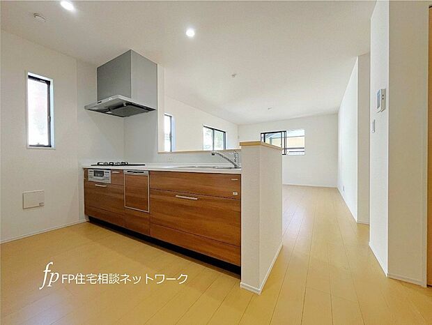 【キッチン】対面キッチンはLDとの一体感があり、お料理をしながらリビングの様子を見渡せるので安心ですね。