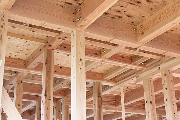 【2×4工法】2×4工法は、床や壁などの「面」で建物を支える、『枠組』工法です。強固な六面体構造は、地震で発生する揺れなどを建物全体で受け止め、地震に強い工法です。