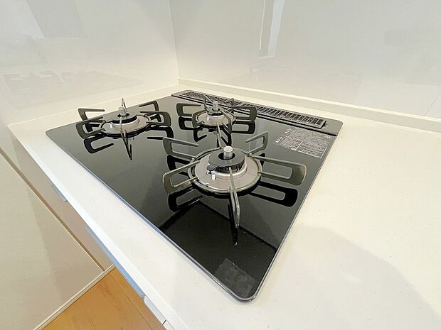 【その他内観】同仕様設備：慣れている方も多く、火力が目に見えるため、使いやすいという方も多い、3口のガスコンロ仕様です。