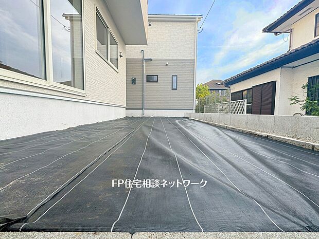 【庭】暮らしに潤いと癒しをもたらすお庭があります。手入れをしやすい広さだからこそ、ひとつひとつの樹木、花達の変化に目が届き、家族の会話にも花が咲きます。