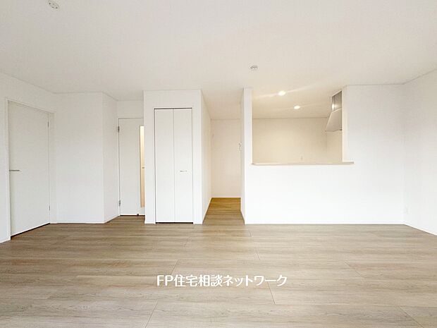 【リビング】想像以上の質感が訪れる者の心を離さない。フローリング素材、窓の配置、壁面タイル、カラーバランス、どれをとってもワンランク上の仕上がり。