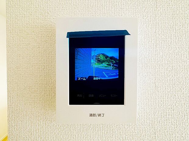 【モニター付インターホン】モニター付インターホンが標準仕様です。不安になりがちな防犯面、目で確認できるからあんしんです。