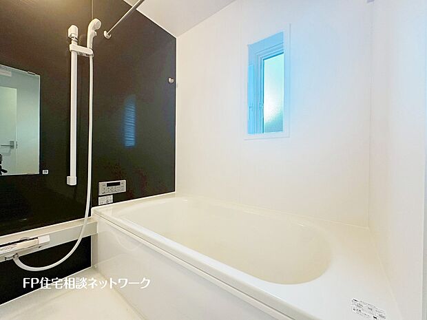 【浴室】ゆったり入れる一坪バス。足を伸ばして入れるサイズは一日の疲れを癒すのに嬉しい広さ。お子様と一緒の入浴でも充分な広さです。