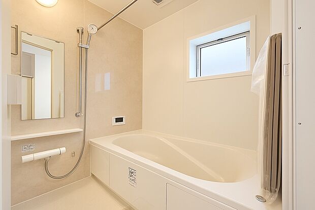 【浴室】ご家族との憩いの場として、一日の疲れを癒す場として、ゆったりと足を伸ばしてくつろげる綺麗で清潔感のある色味の浴室。気持ちの良い光と爽やかな風をたっぷりと取りこめる開閉式の窓も設置しています。