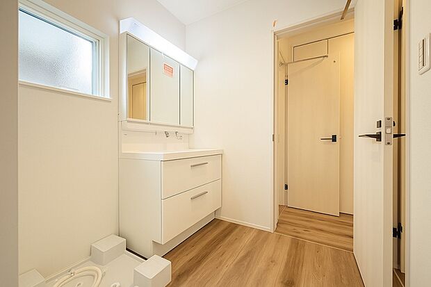 【洗面台・洗面所】ゆとりの洗面スペースで朝の身支度も快適スムーズに。面鏡で髪のセットやお化粧もストレスなくこなせ、朝から気分良く通勤通学に向かえそうですね！鏡の裏にはたっぷりと収納スペースを標準装備！