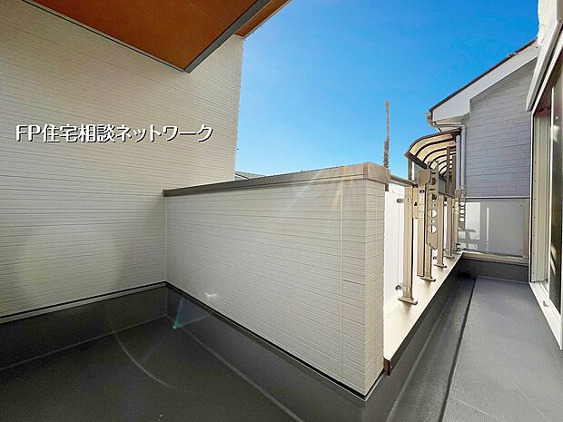 【バルコニー】陽当たりの良いバルコニーは、洗濯物がよく乾くだけでなく、ちょっとしたチェアを置いてくつろぎ空間としても活用可能。屋根付きで急な雨でも安心。暮らしの幅が広がるプラスαのアウトドア空間です。