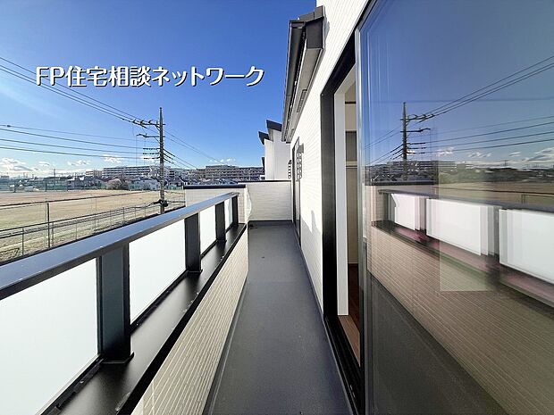 【バルコニー】【バルコニー│南向き】 南向きで陽当り良好、視界を遮るものがない圧倒的な開放感が魅力のバルコニー。前面道路6.5mのゆとりが、心地よい風と光を運びます。