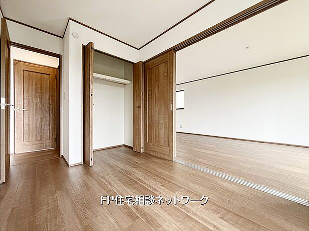 【洋室】【LDK横洋室│5帖】 LDKと隣接する5帖の洋室は、引き戸を開放すればリビングの一部として広々活用可能。ライフスタイルに合わせて、お子様のプレイルームや書斎、客間など多目的に使える便利なプラスワン