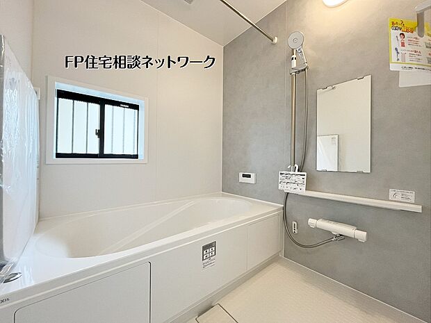 【浴室】【浴室】 落ち着いたグレーのアクセントパネルが上質なバスタイムを演出。ゆったりと足を伸ばせる広々とした浴槽で、一日の疲れを心地よく癒せます。