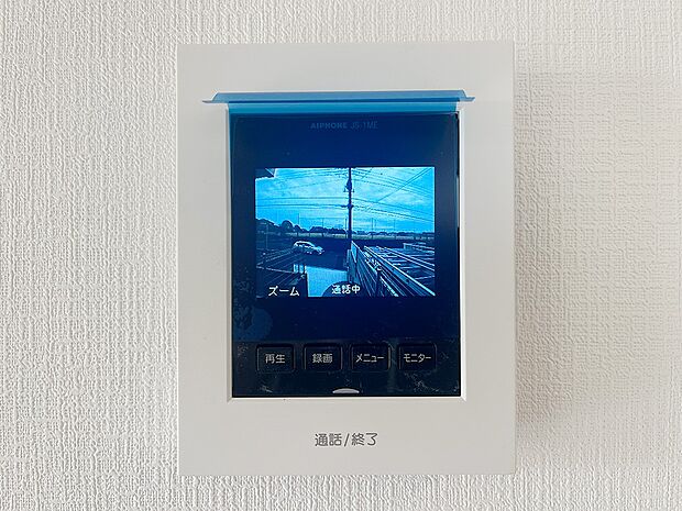 【TVモニター付インターホン】モニター付インターホンが標準仕様です。不安になりがちな防犯面。目で確認できるからあんしんです。