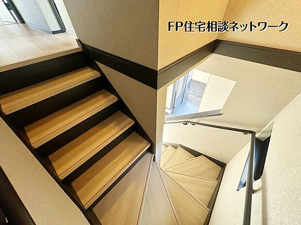 【その他内観】デザイン性の高いらせん階段が、住まいの中心を美しく彩ります。木目の温もりとシックな黒のコントラストがモダンな雰囲気を演出。毎日を特別にする空間設計です。