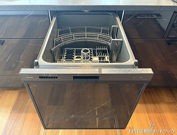 【食器洗浄乾燥機】利用者が増えているのはメリットが多いから。時間の節約、手が荒れない、水道代の節約、高温度で洗うので油汚れもしっかり落とせる。まさに理想家電。