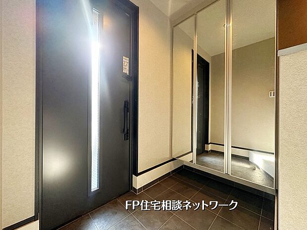 【玄関】広々としたタイル貼りの玄関は、ベビーカーやアウトドア用品も置きやすく機能的。大きなミラー収納で身支度もしやすい快適なエントランスです。