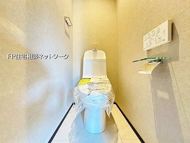 【トイレ】柔らかな光が差し込む落ち着いた空間で、心地よいプライベートタイムを。十分な収納も確保しています。