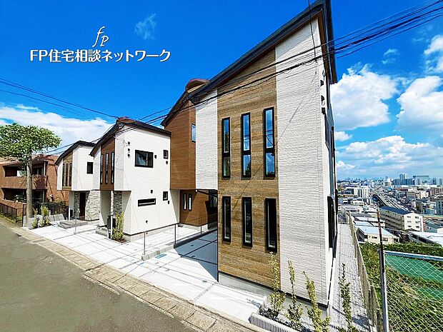 【現地外観写真】「溝の口」「津田山」「高津」など3路線3駅徒歩圏内！始発駅利用で通勤・通学も快適。洗練されたデザインの新築一戸建が誕生しました。