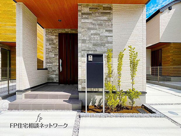 【現地外観写真】閑静で穏やかな住環境。暮らす人を優しく包み込むくつろぎの家。駅まで徒歩圏内ながら緑の多く残るエリアで、子育て世代にも嬉しい環境です。