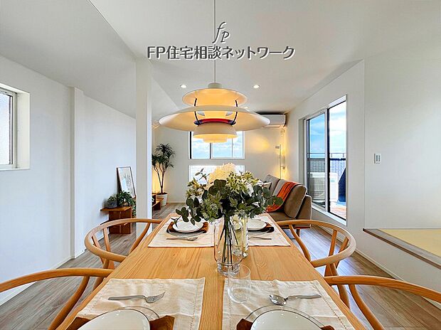 【リビング】家族だんらんのスペースとなるリビング。家具の配置がしやすい広さを確保しつつ、窓が多い設計は色々な角度から光が取り込めるこだわりの間取りです。