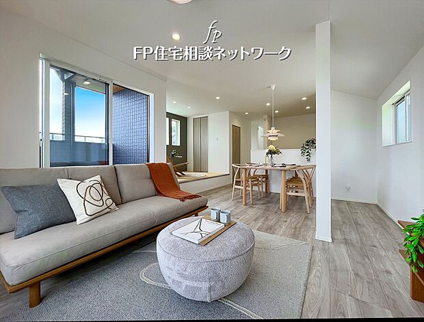 【リビング】大切な家族が集まるからこそこだわりたいLDK。休日はお陽さまの光をたっぷりと取り込めるぽかぽかリビングで過ごしませんか。