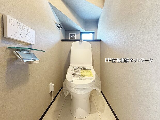 【トイレ】【トイレ】  類似同仕様、施工例のため分譲中の建物とは外壁、屋根開口部等の形状・仕様が異なります。