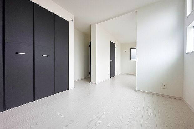 【リビング以外の居室】全居室には大型の収納クローゼットを完備！普段使いのお洋服や小物はもちろん、季節物のお洋服などもしっかりと整理整頓おしまい頂けます。