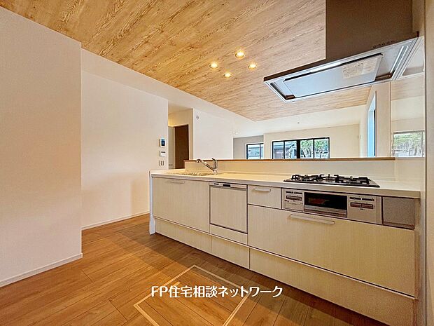 【キッチン】新しいキッチンは食事の支度も楽しく出来る。お手伝いをしてくれるお子様と並びながら準備や片付けが出来るキッチンは、ご家族のコミュニケーションを育む場として活躍します。