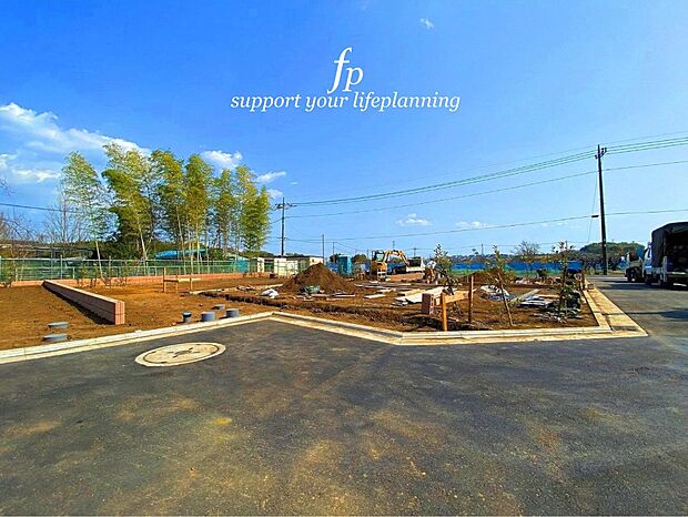 【地盤調査・改良】建築工事を行う前に地盤調査を行います。地質や強度、安定性、水分状態などを調査・分析して、必要に応じて適切な地盤改良を施し、構造物の安定性を確保します。