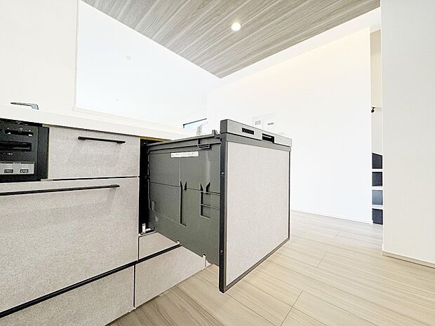 【食器洗乾燥機】利用者が増えているのはメリットが多いから。時間の節約、手が荒れない、水道代の節約、高温度で洗うので油汚れもしっかり落とせる。まさに理想家電。