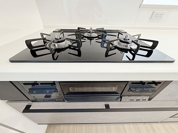 【三口ガスコンロ】同時並行で調理しやすい3口コンロです。お料理を同時にすすめることができ、料理時間の短縮にもなります。