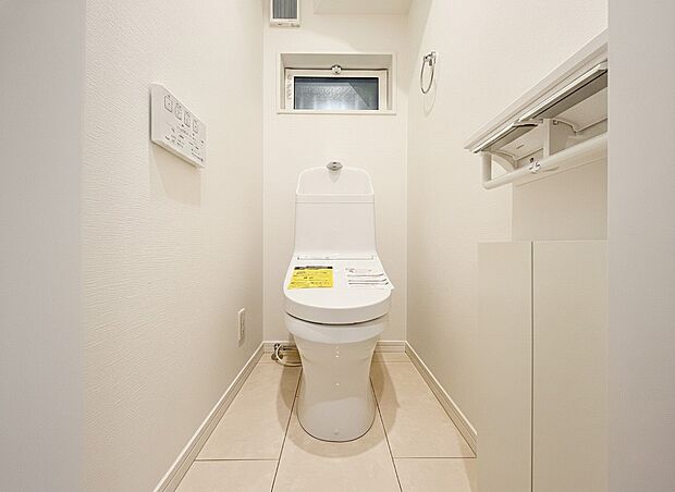 【トイレ】洗浄機能付き便座を標準装備。冬の寒い時期には暖房機能も活躍。快適にご利用いただけます。また、タンク奥のスペースを利用してちょっとした収納を造作することも可能。トイレットペーパーなど効率的に収納できます