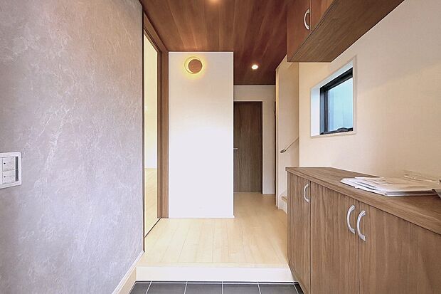 【玄関】散らかりがちな玄関もスッキリと保てる玄関収納は、家の中に入る時一番最初に目に付く場所だからこだわりたいですよね!木目調の落ち着いた雰囲気の色目が、お部屋の雰囲気をそのまま表している家の顔です。