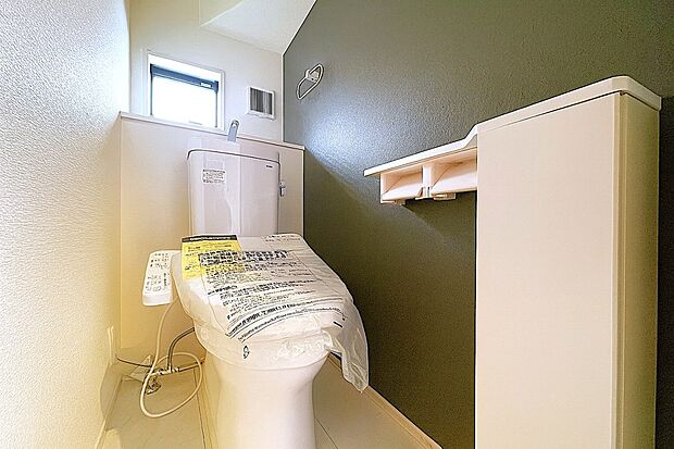 【トイレ】洗浄機能付き便座を標準装備。冬の寒い時期には暖房機能も活躍。快適にご利用いただけます。また、タンク奥のスペースを利用してちょっとした収納を造作することも可能。トイレットペーパーなど効率的に収納できます